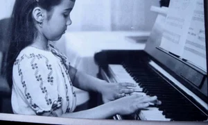 Adriana Bahmuţeanu, o fetiţă frumoasă  (Foto: Arhiva personală) jpeg