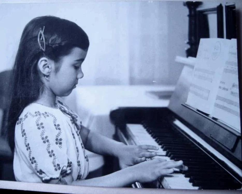 Adriana Bahmuţeanu, o fetiţă frumoasă. (Foto: Arhiva personală)