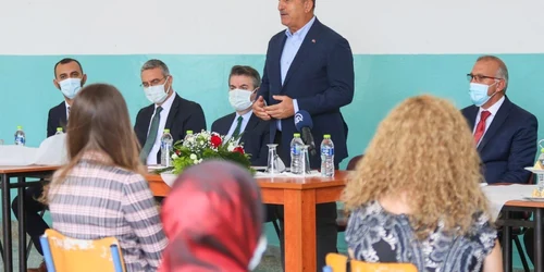 Mevlut Cavusoglu in vizita la o scoala din Grecia FOTO Twitter @MevlutCavusoglu