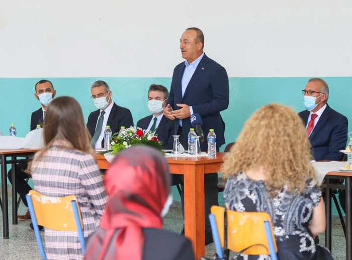 Mevlut Cavusoglu în vizită la o şcoală a minorităţii musulmane din Grecia FOTO Twitter @MevlutCavusoglu