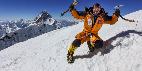 Alex Gavan pe varful Broad Peak Foto Karim Hayat