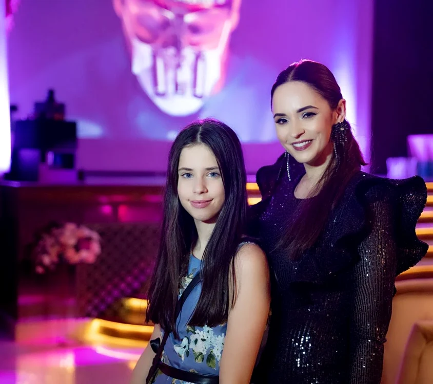 
    Vedeta face zilnic  plimbări prin cartier sau  prin parcuri cu micuţul  