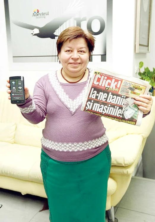 
    Lozul norocos i-a adus gălăţencei Zinica Necuţ un telefon performantFoto: Click!  