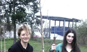 Ioana şi Elena, mândre de lucrurl făcut jpeg