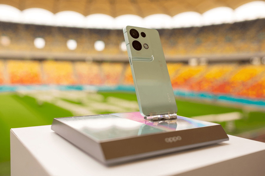 OPPO a prezentat în România noul smartphone Reno8 Pro 5G, alături de Generația de Aur a fotbalului românesc