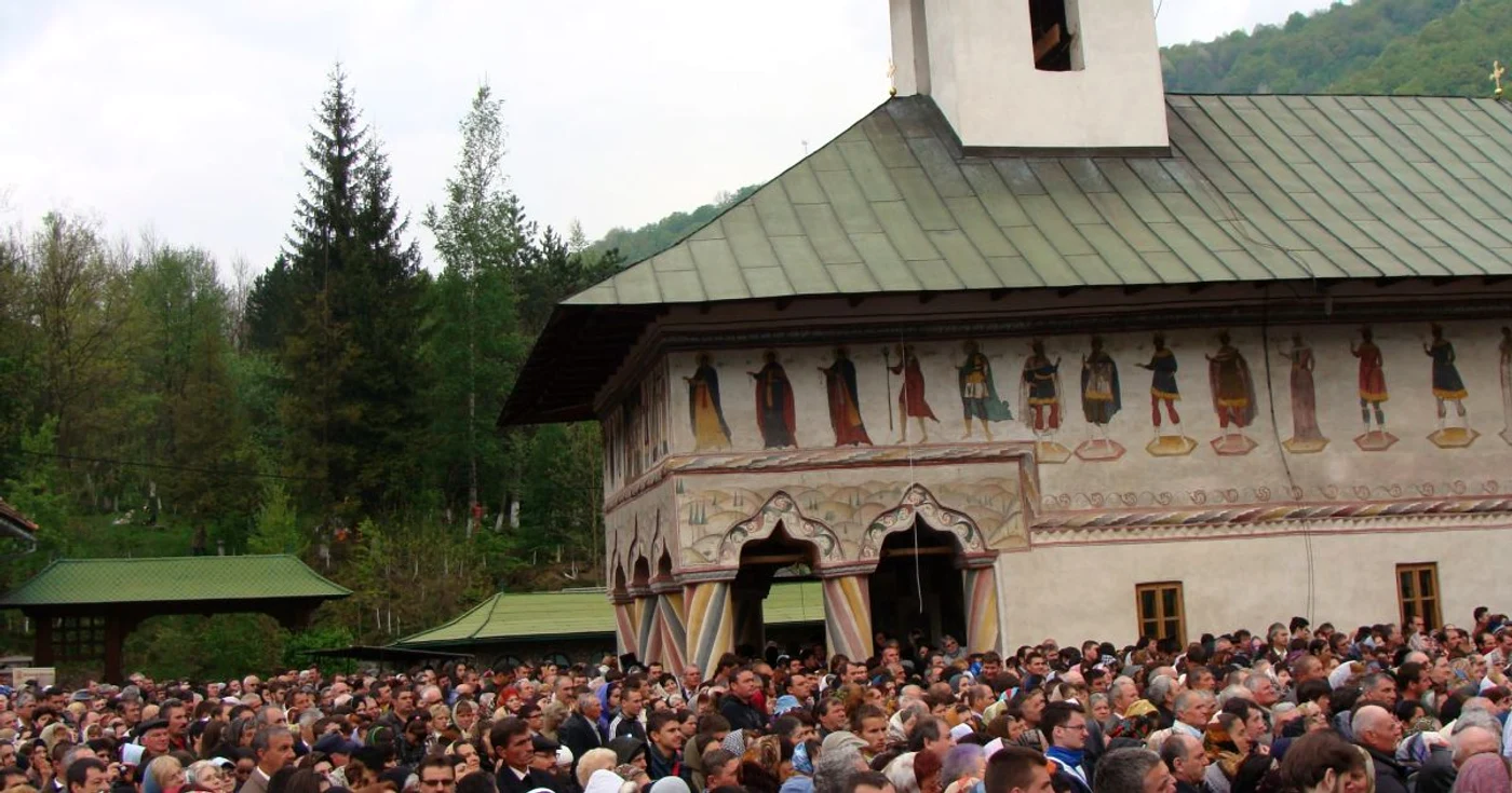 Mii de credincioși vor lua parte la slujba de Înviere de la mănăstirile din Gorj
