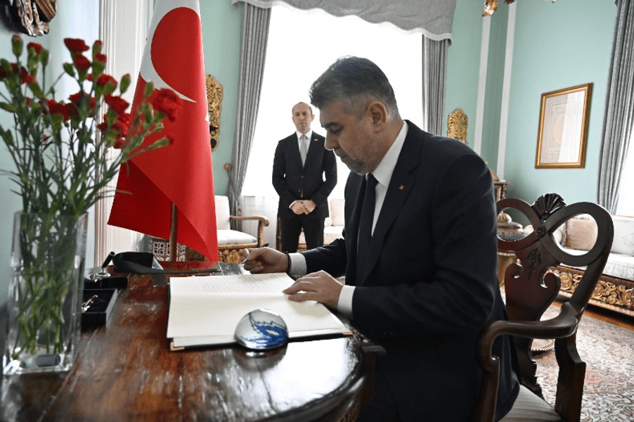 Ciolacu a semnat în Cartea de condoleanțe deschisă la Ambasada Republicii Turcia, în memoria victimelor