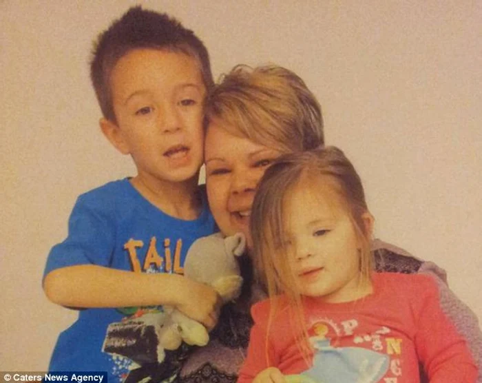 
    Toby şi Jessica, alături de mama lor Melissa FOTO Caters News Agency  