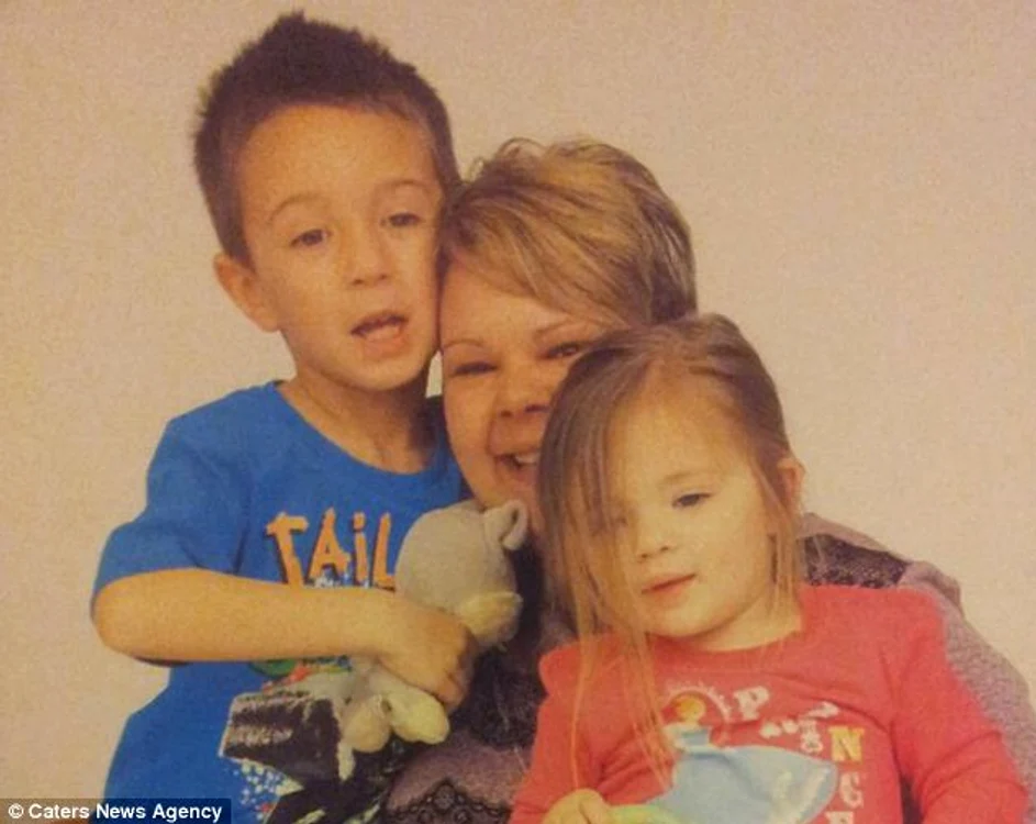 Toby şi Jessica, alături de mama lor Melissa FOTO Caters News Agency