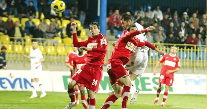Găman (stânga) şi Bărboianu au făcut cuplu în apărarea lui Dinamo