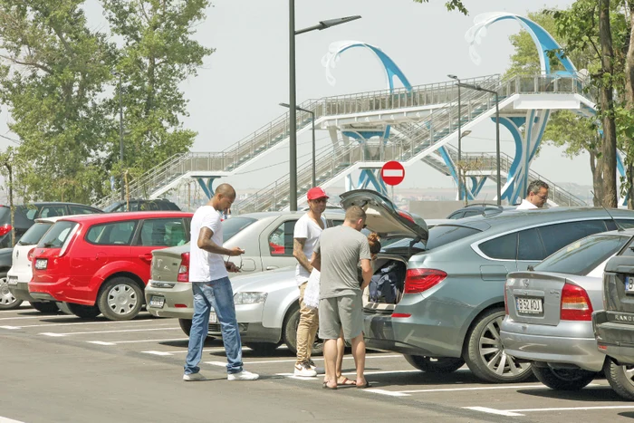 
    Mutu a fost ajutat  de câţiva prieteni  să încarce bagajele  la MamaiaFotografii: Mihai Ionescu  