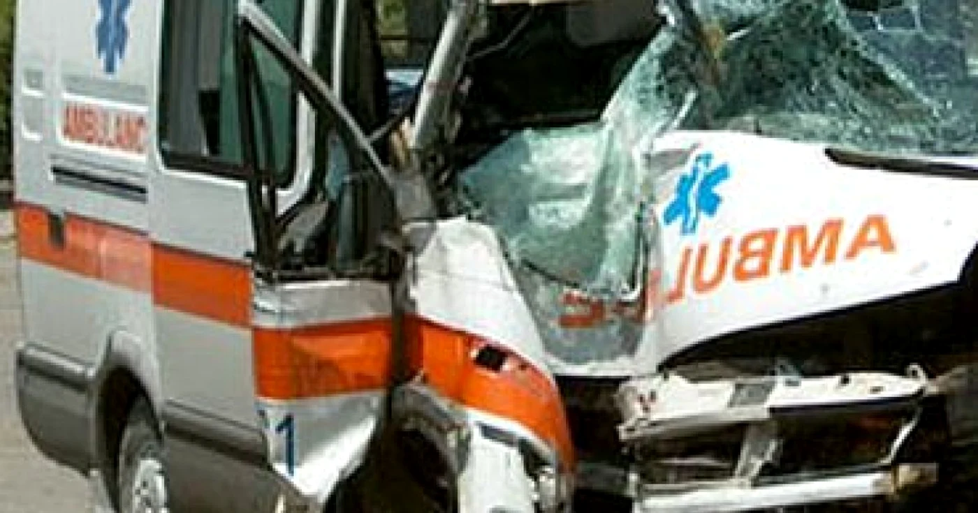 Braşov: O ambulanţă s-a răsturnat lângă spital
