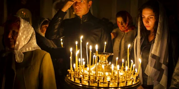 Credincioşi ortodocşi cu lumânări  se roagă în timpul slujbei de Paşti în Prechistenskaya Catedrala din Vilnius Lituania FOTO AP