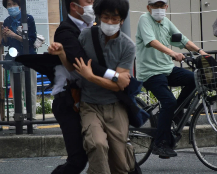 Ucigaşul lui Shinzo Abe în momentul reţinerii FOTO AFP