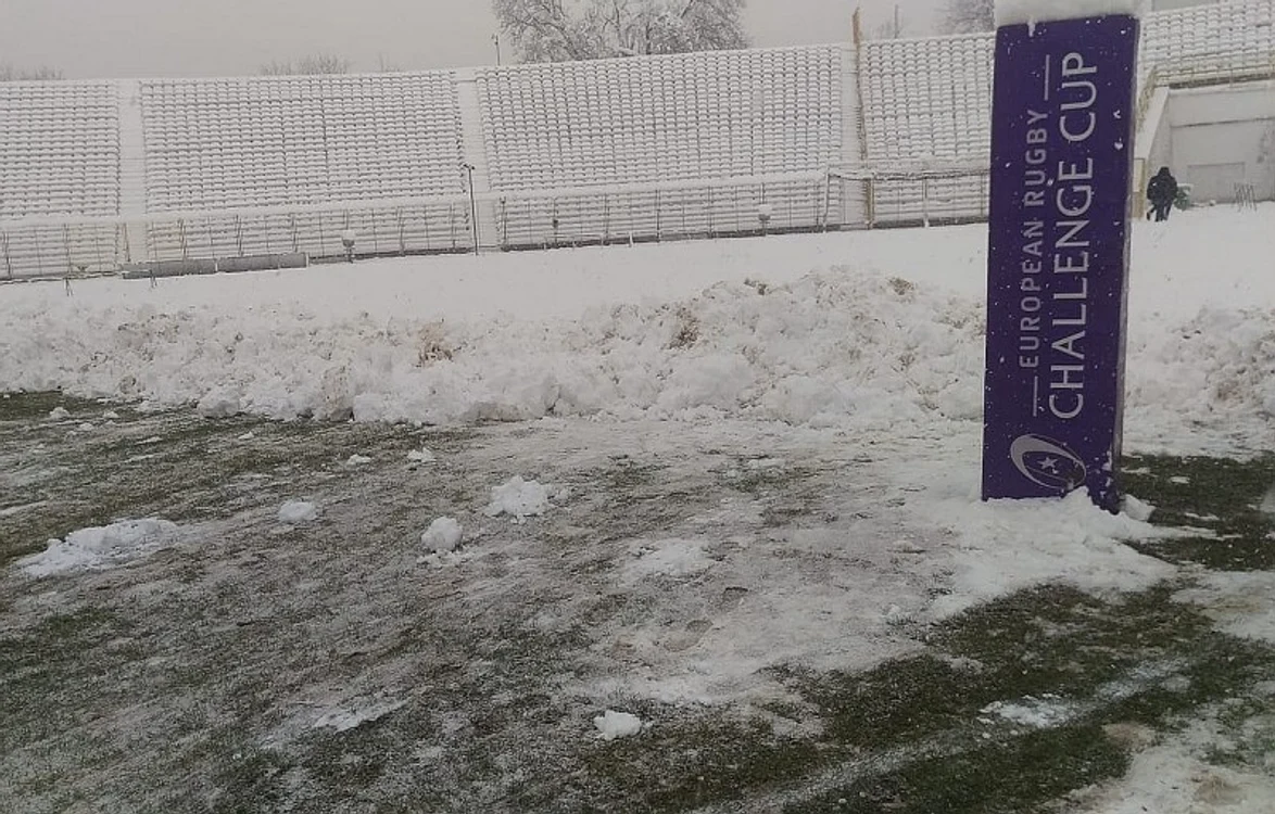
    Ninsoarea abundentă a împiedicat disputarea meciului de rugby Timișoara Saracens - NorthamptonFoto: Facebook/TimisoaraSaracens  