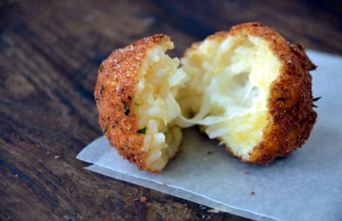 În Italia, li se spune arancini şi se servesc cu fel de fel de sosuri! sursa:justataste.com