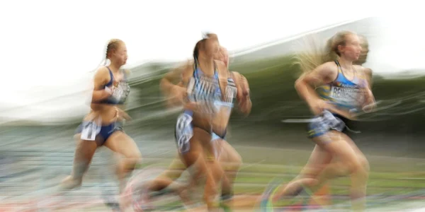 Thea Reinhardt de la ACT conduce un grup de alergătoare în finala feminină de 1500 de metri U14 în timpul campionatelor australiane de atletism la Sydney Australia FOTO Guliver / Getty Images / Mark Kolbe 