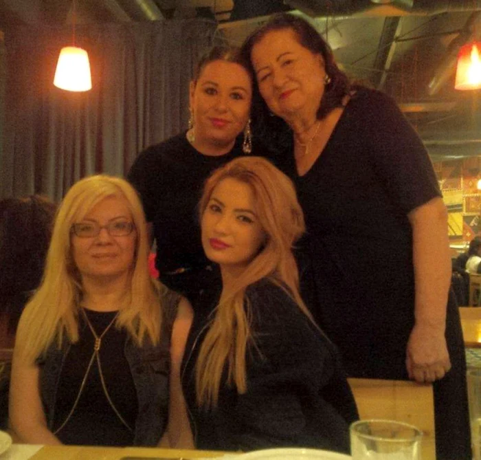 Mioara, înconjurată de cele două fete şi nepoata ei, Calina