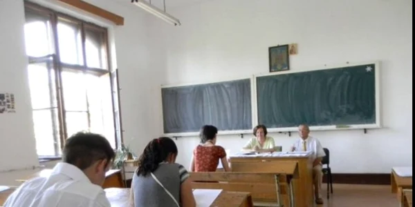Absolvenţii de clasa a-XII-a susşine proba scrisă la Limba şi literatura română la examenul de BAC
