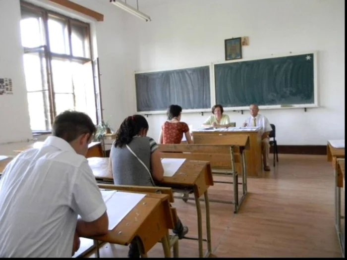 Absolvenţii de clasa a-XII-a susşine proba scrisă la Limba şi literatura română la examenul de BAC