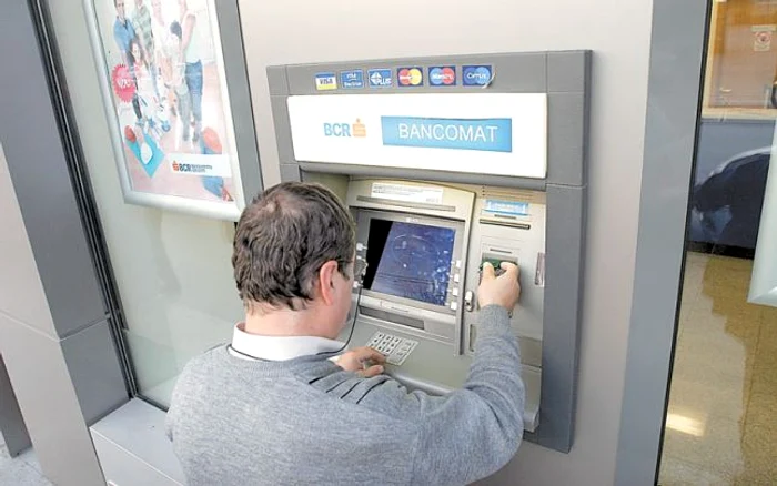 
    Pensionarii pot cere pensia pe card printr-un simplu telefonfoto: Adevarul  