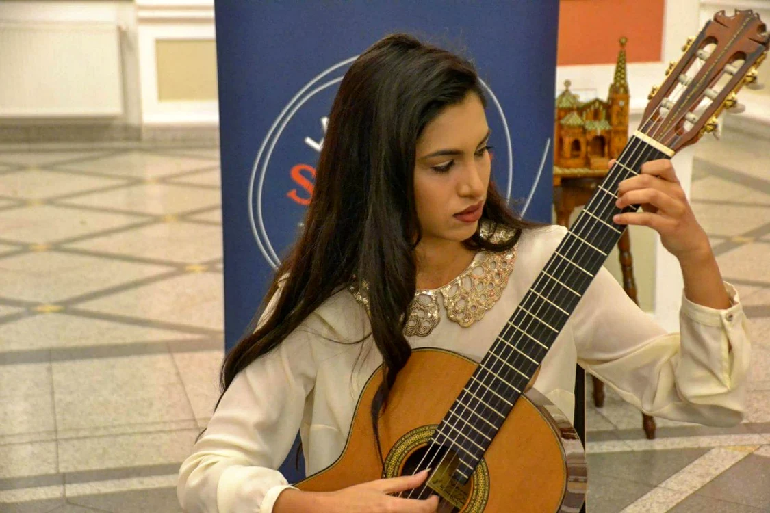 calarasi Raisa Mihai canta la chitara FOTO Arh.pers.R.M