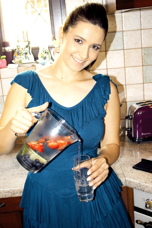 O băutură delicioasă, de vară, pe care Ela şi-o face frecvent este limonada cu mentă în care pune diverse fructe. Practic, orice are în casă pentru că, spune ea, dau băuturii o aromă aparte
