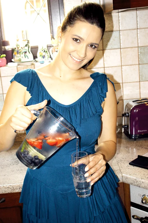 O băutură delicioasă, de  vară, pe care Ela şi-o face  frecvent este limonada  cu mentă în care pune  diverse fructe. Practic,  orice are în casă pentru  că, spune ea, dau  băuturii o aromă  aparte