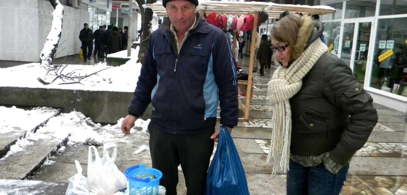 Vânzătorii îşi fac reclamă cu un ou spart
