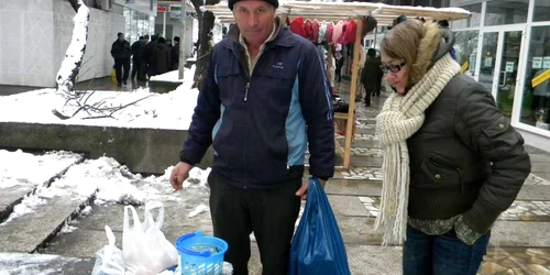 Vânzătorii îşi fac reclamă cu un ou spart