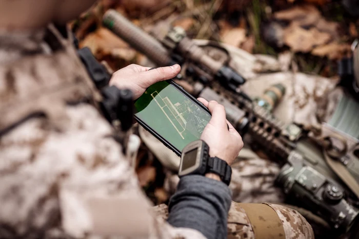 Un soldat folosește un terminal GPS pentru verificarea unor coordonate Foto Shutterstock