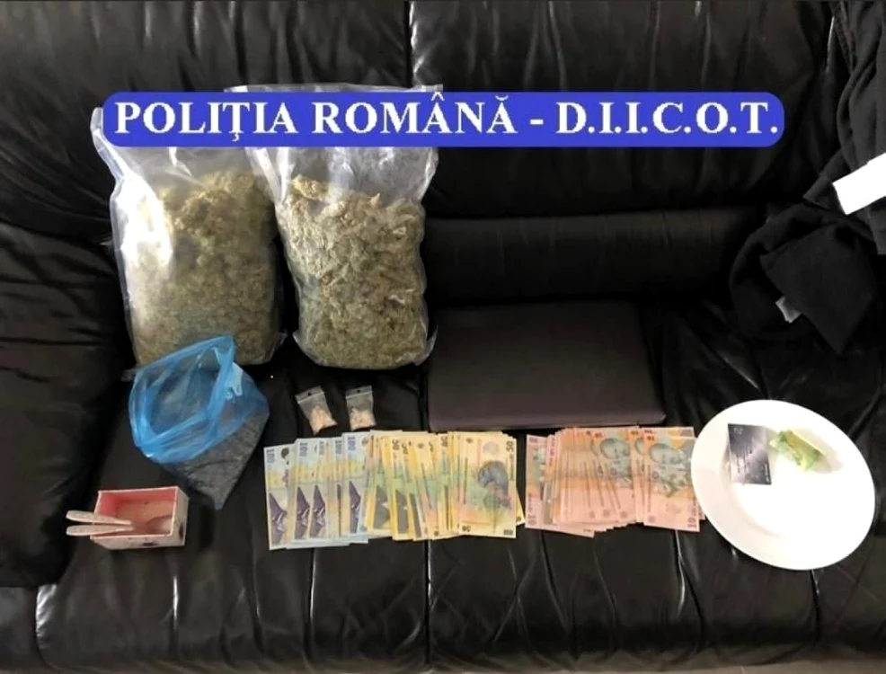 Poliţiştii au găsit aproximativ 1 kilogram de cannabis. FOTO: DIICOT