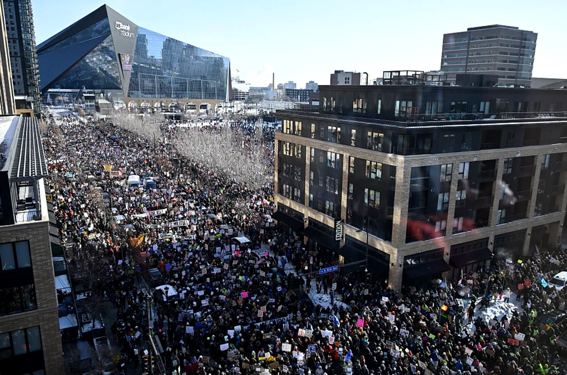 Mii de persoane au mărșăluit în centrul Minneapolis. FOTO: X/@wccoradio