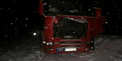 Şoferul bulgar a ieşit cu tirul în afara părţii carosabile din cauza drumului acoperit de zăpadă 