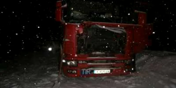 Şoferul bulgar a ieşit cu tirul în afara părţii carosabile din cauza drumului acoperit de zăpadă 