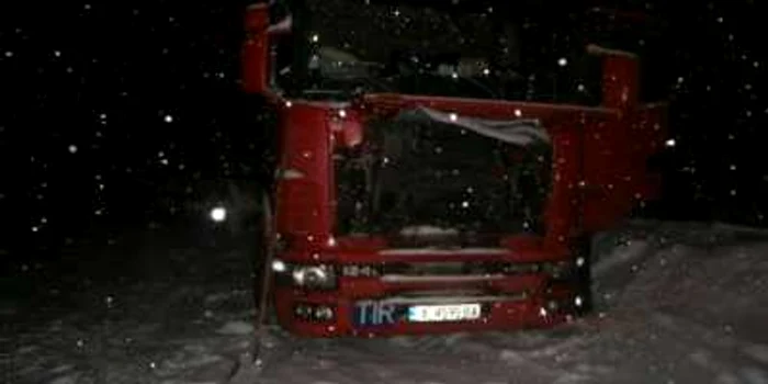 Şoferul bulgar a ieşit cu tirul în afara părţii carosabile din cauza drumului acoperit de zăpadă