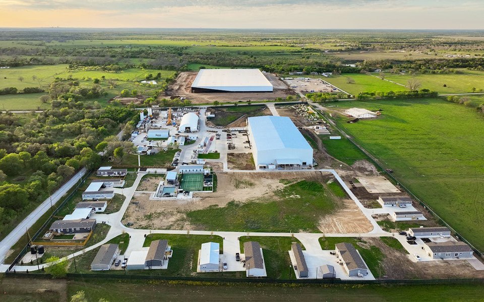 În inima Texasului rural, Elon Musk își ridică imperiul: promisiuni, neliniști și o comunitate între două lumi