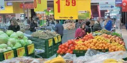La cumpărături, românii şi bulgarii sunt nevoiţi să se descurce cu bani puţini