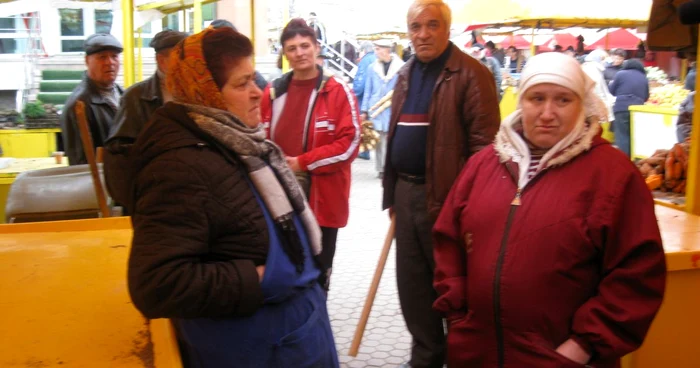 Bărbatul a fost găsit printre tarabele din piaţă Foto: Adrian Obreja