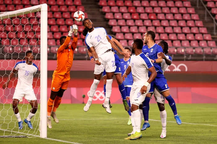 
    Oliva și-a trimis mingea în poartă la cornerul executat de CiobanuFoto: Guliver / GettyImages  