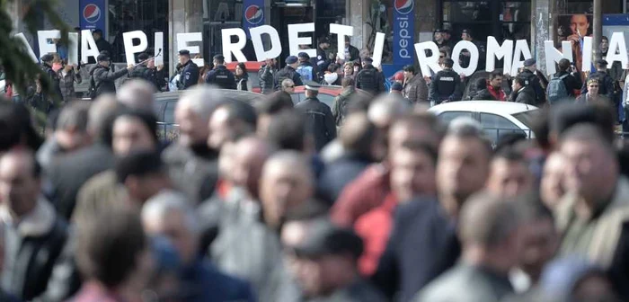 Congresul PSD a arătat două Românii separate de un cordon de jandarmi