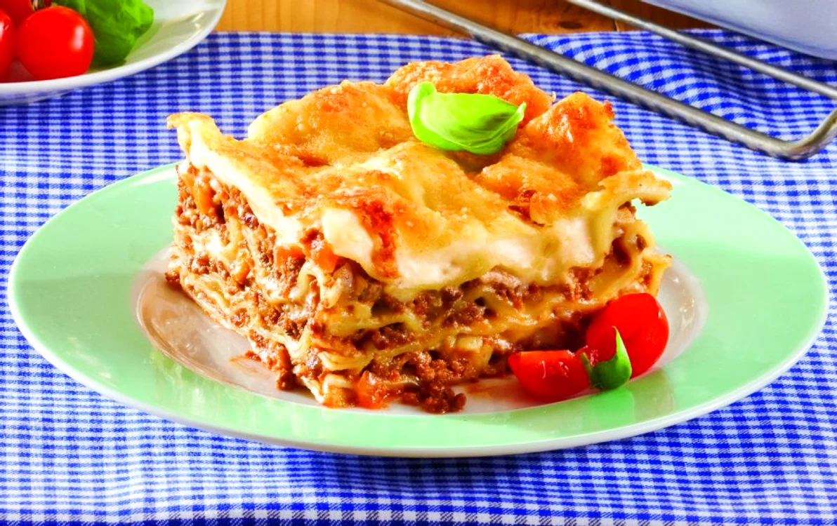 lasagna cu carne si sos bechamel jpeg