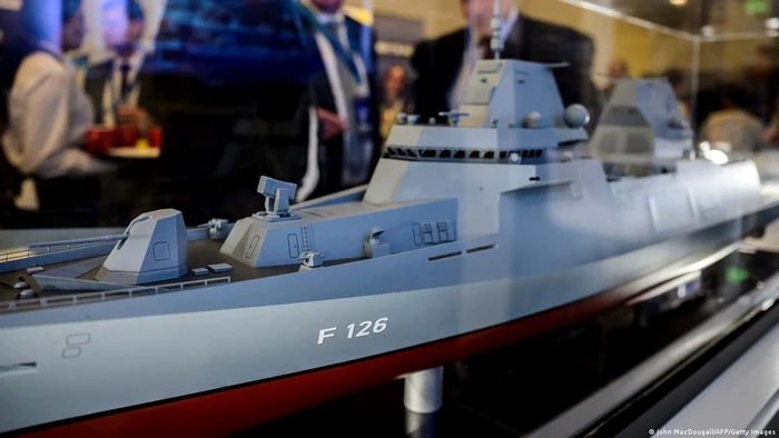 Până în prezent, doar macheta este gata, în timp ce construcția fregatei F126 întâmpină probleme