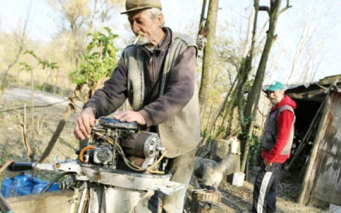 Ladislau se gospodăreşte singur de peste 20 de ani Foto: Remus Runcan