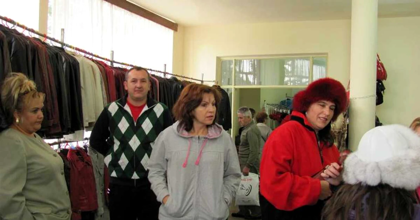 Zeci de persoane s-au înghesuit să îşi cumpere haine pentru sezonul rece