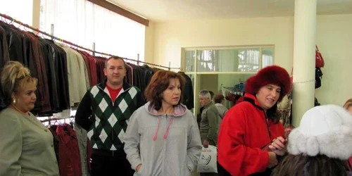 Zeci de persoane s-au înghesuit să îşi cumpere haine pentru sezonul rece