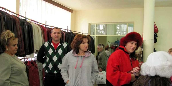  Zeci de persoane s-au înghesuit să îşi cumpere haine pentru sezonul rece