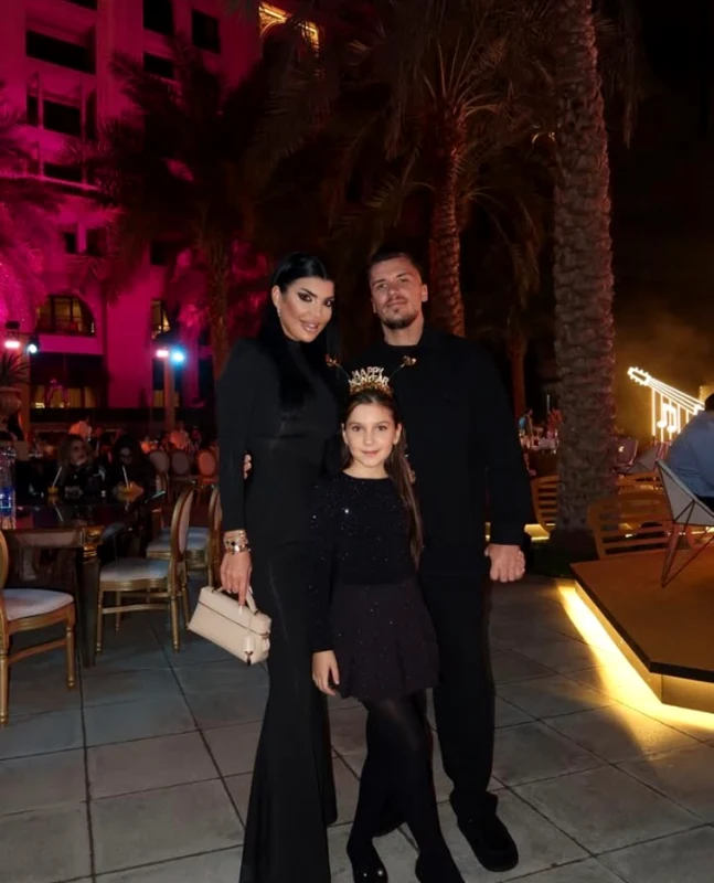 Andreea Tonciu și soțul ei, Daniel Niculescu, alături de fiica lor, Rebeca în vacanță foto: Facebook