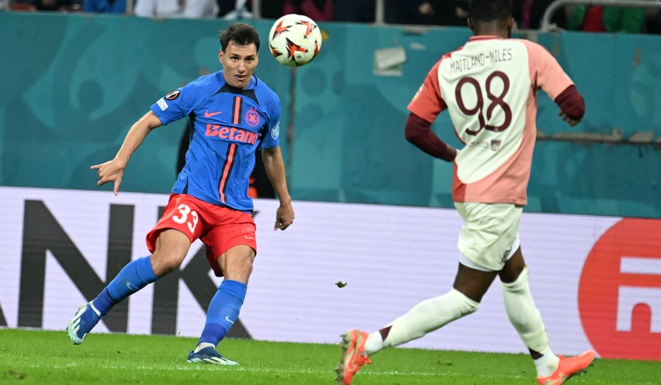 Risto Radunović (stânga), autorul unei pase decisive la golul lui FCSB (FOTO: Sportpictures)