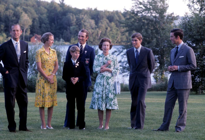 Regina și Prințul Philip, alături de Charles, Anne, Andrew și Edward